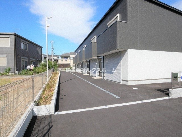 MONO Place 摂津の駐車場