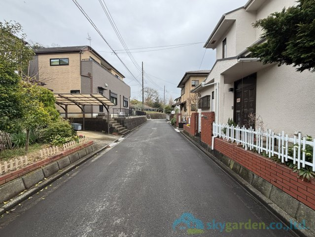 秦野市曽屋　中古戸建の前面道路含む現地写真