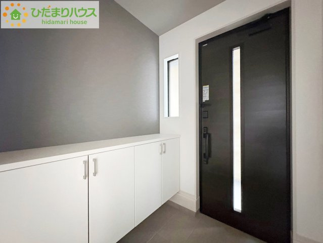 日立市東大沼町11期　新築戸建　4号棟の玄関|小窓が付いているドアなので明るいスペースになっています♪