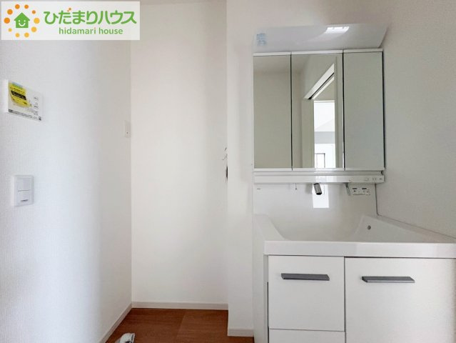 日立市東大沼町11期　新築戸建　4号棟の独立洗面台|三面鏡の大きな鏡は憧れます(^^♪ 鏡の後ろは収納となっていて、細かいものでも収納できるのでスッキリと整理できます！