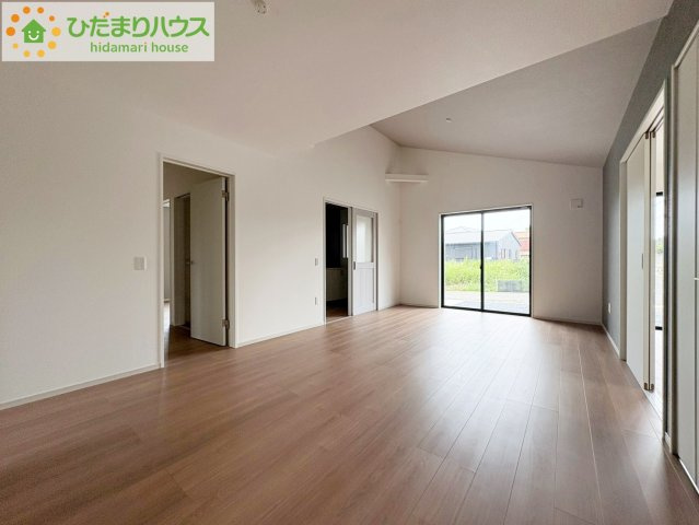 日立市東大沼町11期　新築戸建　4号棟の居間・リビング|南に面した大きな窓から差し込む光で日中は電気いらず♪
