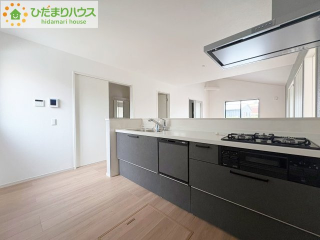 日立市東大沼町11期　新築戸建　4号棟のキッチン|カウンターは少し高くなってますので、手元が隠れて来客からは見えにくくなってます♪