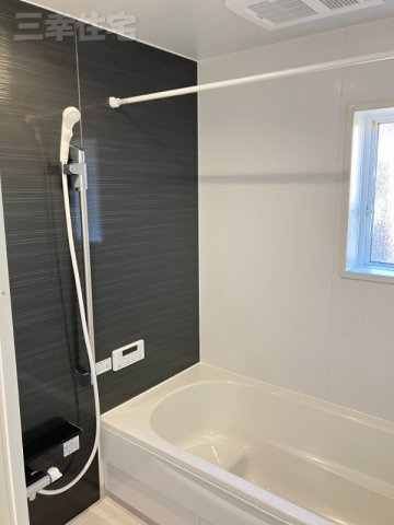 碧南市汐田町の浴室|浴室暖房衣類乾燥機を完備。浴室でふんわり衣類乾燥もできるから、花粉の季節も安心です！タイマーセットで自動お湯張り。帰宅後すぐにお風呂に入れちゃう嬉しい機能がついてます♪