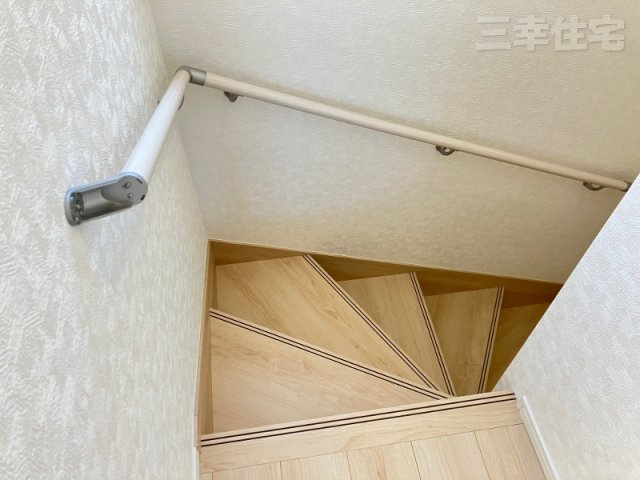 碧南市汐田町の設備|安心、安全　手すりのある階段