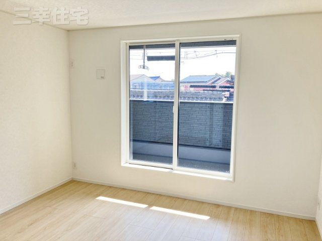 碧南市汐田町の洋室|主寝室8帖！南向き。屋根のあるバルコニーに面しています