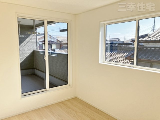 碧南市汐田町の洋室|洋室6帖。このお部屋も屋根のあるバルコニーに面しています