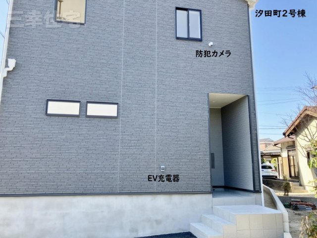 碧南市汐田町の設備|玄関の鍵はスマートキー、防犯カメラの映像はスマートフォンで確認できます。EV車の充電設備もあって充実してますね