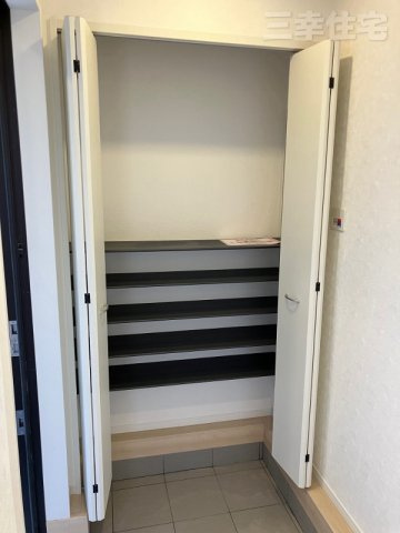 碧南市汐田町の収納|玄関の収納は、可動棚だからブーツも簡単に収納できます