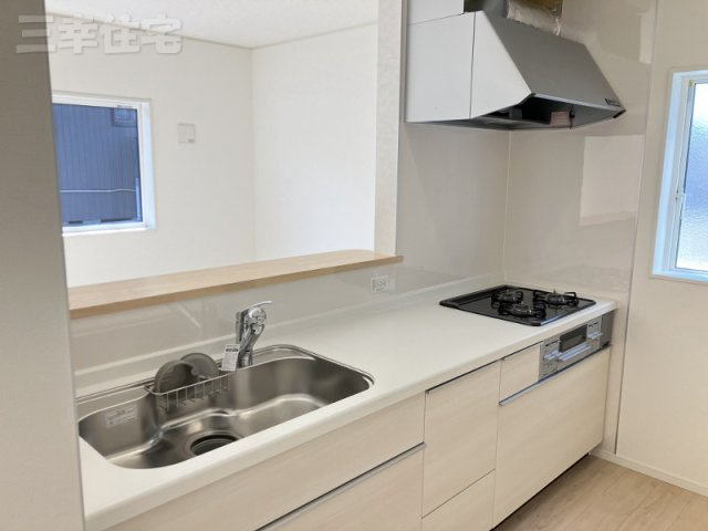 碧南市汐田町のキッチン|家族の距離が縮まる対面式システムキッチン。キッチンを中心に笑顔と会話がはずむ開放的なスタイルです♪