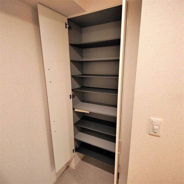 グランシャリオ栄の玄関