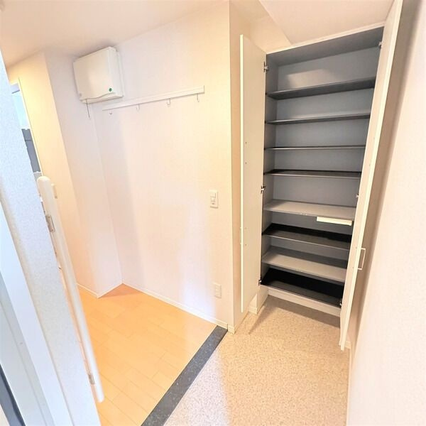 グランシャリオ栄の玄関