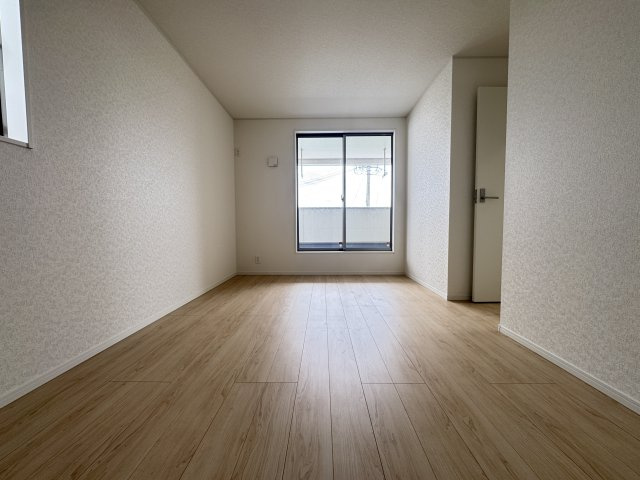 糸満市兼城　第4（全3棟）の洋室|1号棟　洋室8帖＋WIC1.5帖付き♪