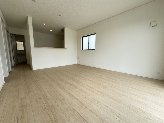 糸満市兼城　第4（全3棟）の居間・リビング|1号棟　LDK15帖♪リビング収納付き♪