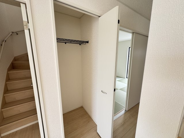 糸満市兼城　第4（全3棟）の収納|1号棟　リビング収納付き♪
