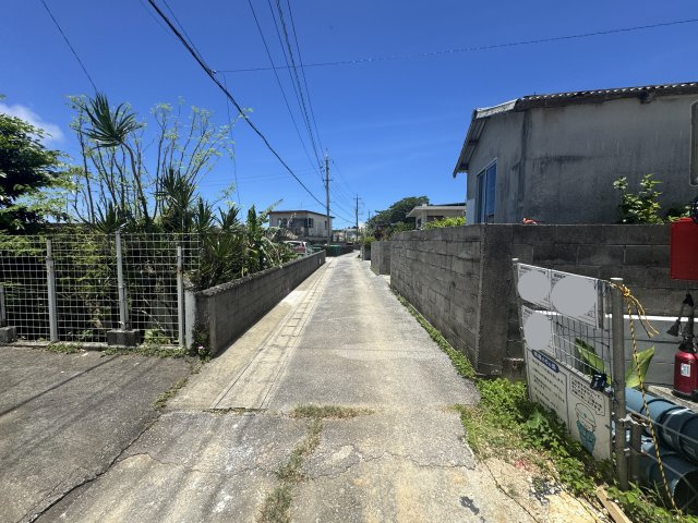 糸満市兼城　第4（全3棟）の前面道路含む現地写真|※南側側公道4m♪