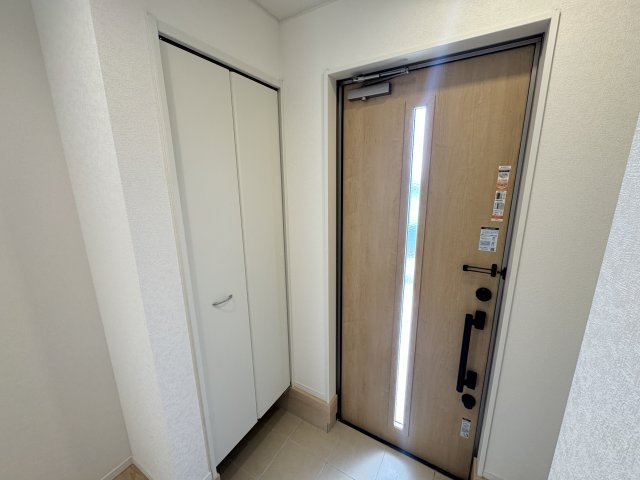 糸満市兼城　第4（全3棟）の玄関|1号棟　十分な収納付き玄関♪