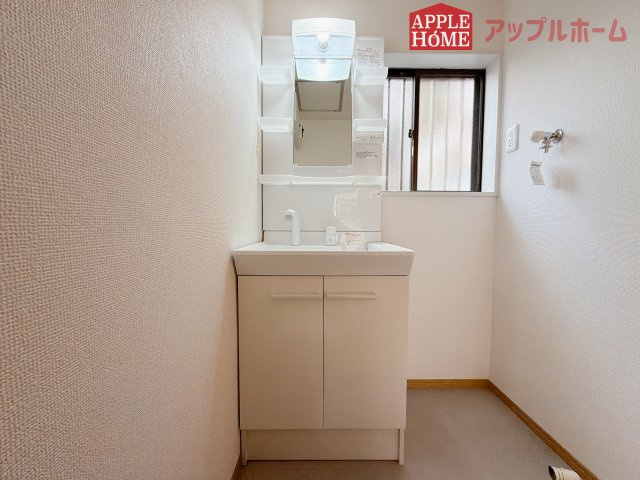 熊谷市押切1期　中古物件の独立洗面台|ゆとりの洗面スペースで朝の身支度も快適スムーズに。髪のセットやお化粧もストレスなくこなせ、朝から気分良く通勤通学に向かえそうですね！