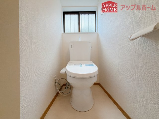 熊谷市押切1期　中古物件のトイレ|節水型でエコなトイレには、今では当たり前の温水洗浄機能付き。便座を温める機能もついていて、居心地の良い空間♪