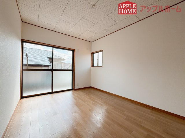 熊谷市押切1期　中古物件の洋室|２階居室は全室収納あり！たっぷりある収納活用でお部屋もキレイを保てます♪