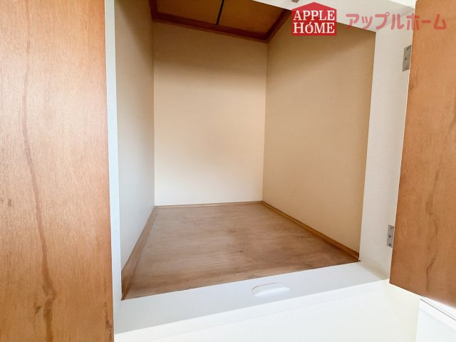 熊谷市押切1期　中古物件の収納|階段上がってすぐに収納あります！