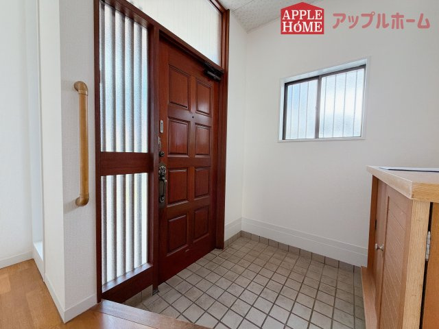 熊谷市押切1期　中古物件の玄関|ご家族皆様の靴やお手入れ用品を収納できる収納棚を設置！お家に出会う人々を迎える玄関だからこそ、常に整理整頓しておきたいですね♪