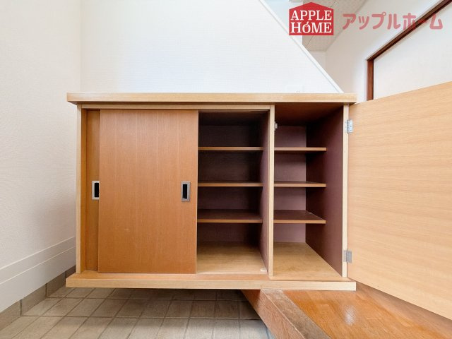 熊谷市押切1期　中古物件の玄関|ご家族皆様の靴やお手入れ用品を収納できる収納棚を設置！お家に出会う人々を迎える玄関だからこそ、常に整理整頓しておきたいですね♪
