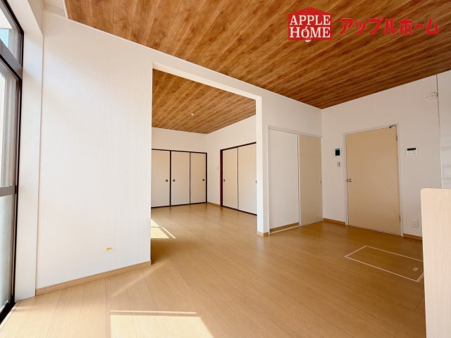 熊谷市押切1期　中古物件の居間・リビング|明るい日差しがさすリビングは、家族の憩い空間。毎日話が弾みそうですね♪
