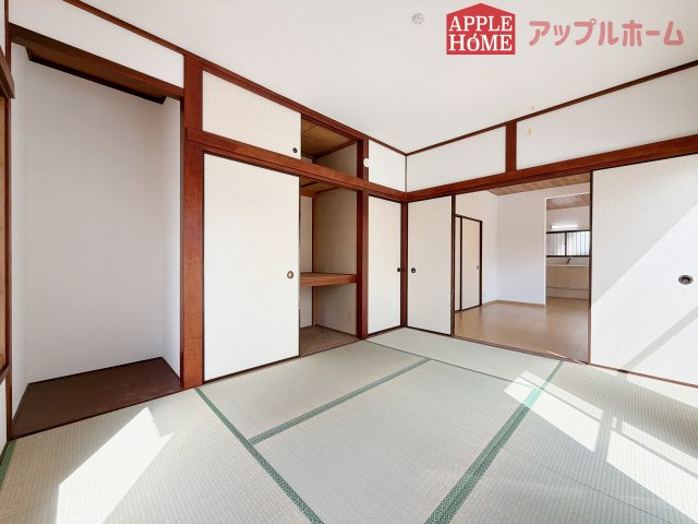 熊谷市押切1期　中古物件の和室|収納付きの和室は、収納スペースが豊富で部屋全体がすっきりと片付きやすいのが特徴です。衣類や荷物を整理しやすく、生活感を抑えた洗練された空間を保てます。