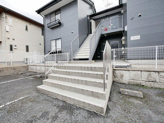 リベラル西ノ京のエントランス|落ち着いたエントランスです