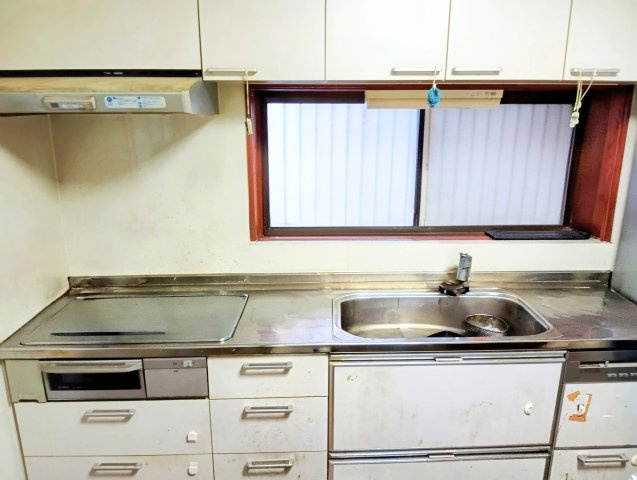 売中古戸建　富士市五貫島のキッチン|キッチン正面に窓があります。勝手口があるので災害時の避難も安心ですね。