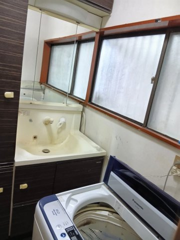売中古戸建　富士市五貫島の独立洗面台|収納が充実した洗面台です。朝の身支度もスムーズですね。
