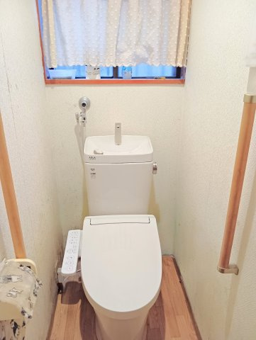 売中古戸建　富士市五貫島のトイレ|窓から光が入る明るいトイレです。

