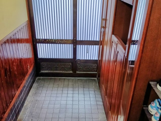 売中古戸建　富士市五貫島の玄関|光を通す明るい玄関です。鏡のある下駄箱付きです。外出時の身だしなみチェックに便利ですね。