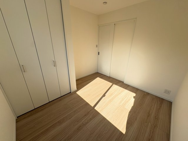 大黒町1丁目 新築戸建ての洋室|ゆったりした洋室です