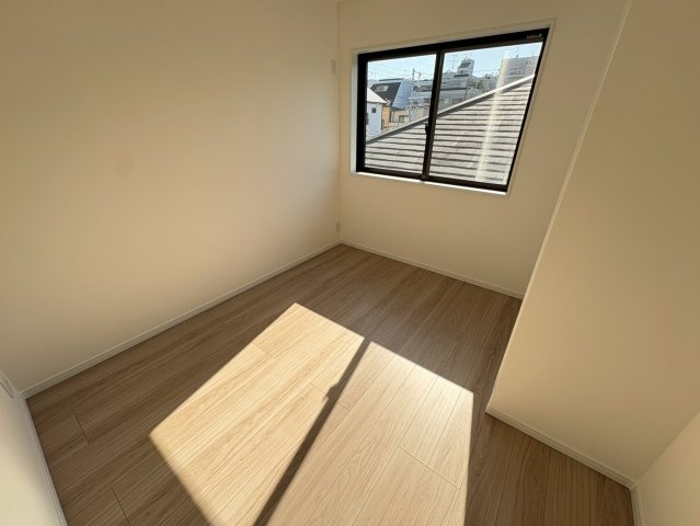 大黒町1丁目 新築戸建ての洋室|ゆったりした洋室です