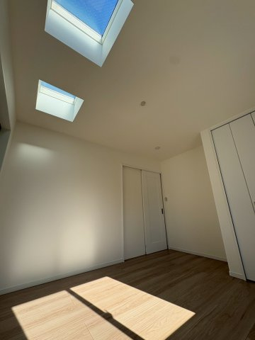 大黒町1丁目 新築戸建ての洋室|天窓があり開放感があります。