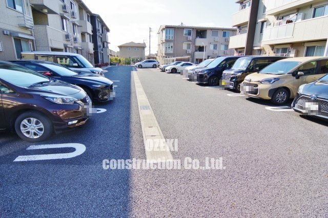 ロイジェントパークスレイクタウンⅢ Oの駐車場