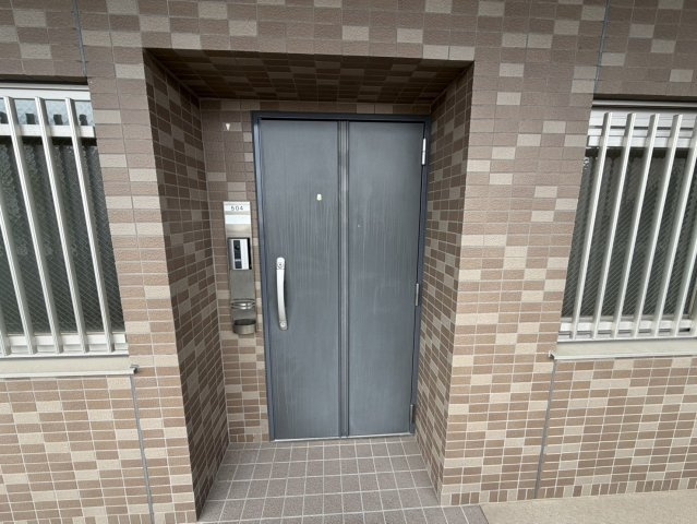 サーパス保田窪のエントランス