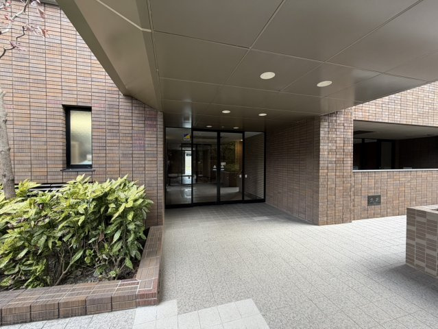 サーパス保田窪のエントランス