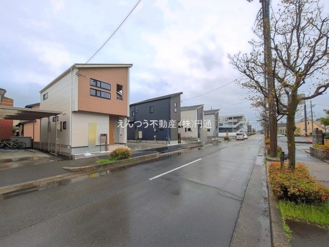 ブルーミングガーデン西高山町2丁目の前面道路含む現地写真