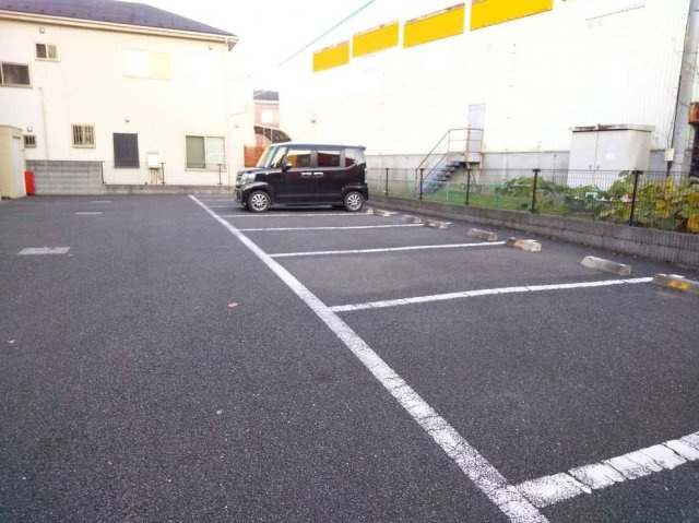 レオパレスＮｅｅｄｓの駐車場