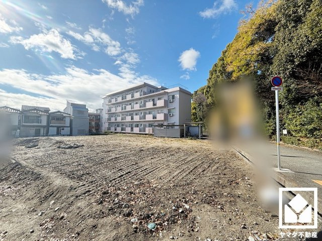 尼崎市東園田町1丁目　3期の外観|リビング北側の窓はシャッター雨戸付きでセキュリティにも配慮されています。台風などによる飛来物からの保護、また防音・断熱・目隠しなどにも。
