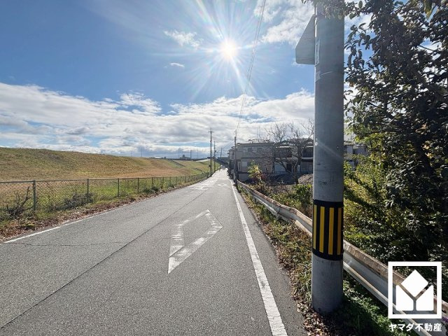 尼崎市東園田町1丁目　3期の前面道路含む現地写真|阪急電鉄神戸線「園田」駅まで徒歩約17分の立地。毎日の通勤・通学だけでなく、休日のお出かけまで利便性に優れています。