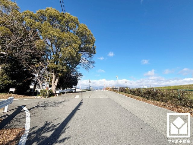 尼崎市東園田町1丁目　3期の前面道路含む現地写真|開発分譲地ですので区画の整った街並みです。同じ時期に生活をスタートするご家族が多いため、困ったときにも心強いですね。