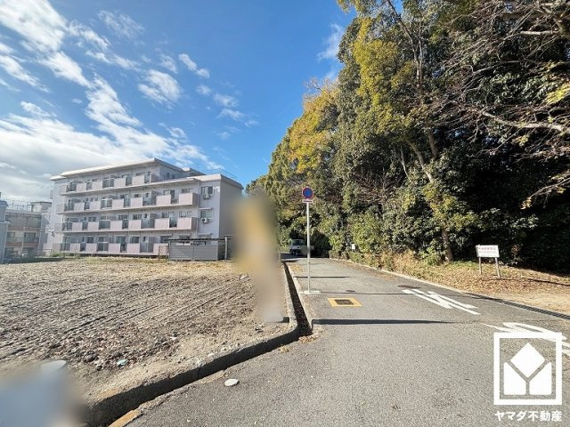 尼崎市東園田町1丁目　3期の前面道路含む現地写真|「キリン堂尼崎東店」まで徒歩5分、「業務スーパーTAKENOKO園田店」まで徒歩11分など、お買い物施設が徒歩圏内に複数あり便利な住環境です。