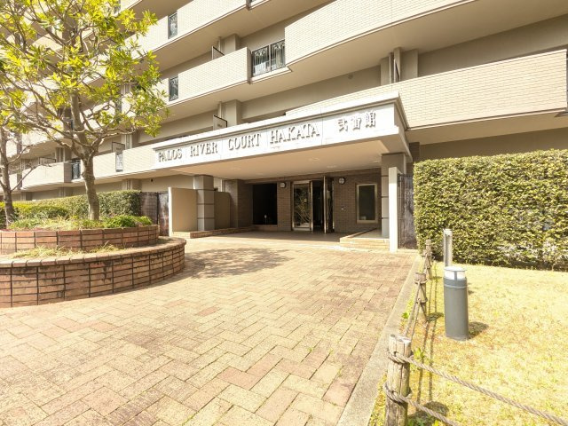 【エントランス】 | パロス・リバーコート博多弍番館 | エントランスまわりは緑溢れる憩いの空間。しっかり手入れされていてマンションのグレードをワンランク上げてくれますね♪