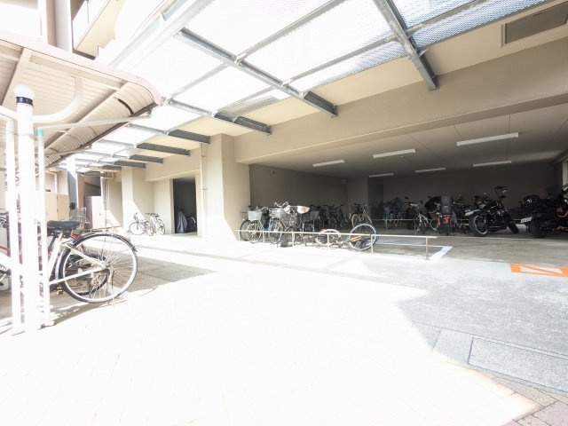 【駐輪場】 | パロス・リバーコート博多弍番館 | 敷地内の駐輪場はビックコミュニティのため豊富に駐輪区画があり、お子様の多いファミリーも安心です♪