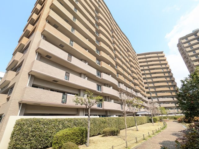 【外観】 | パロス・リバーコート博多弍番館 | 緑あふれる敷地が特徴の１４階建マンションです。新耐震基準に適合しており、住宅ローン減税など各種税金の軽減が受けられてお得です♪