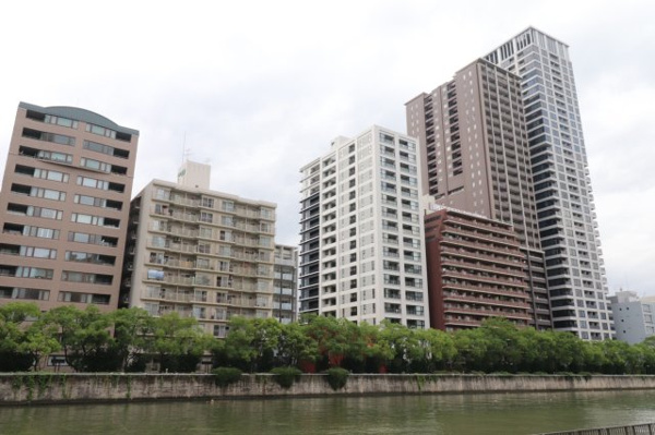 【外観】 | 【外観】ホワイトを基調とした美しい外観です！堂島川沿いの19階建てタワーマンション！