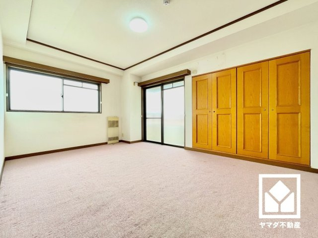 ライオンズマンション甲子園一番町の寝室|洋室（３）です。柔らかな光が差し込むお部屋で、快適で落ち着いた生活をお送りいただけます。（リフォーム前の写真です）